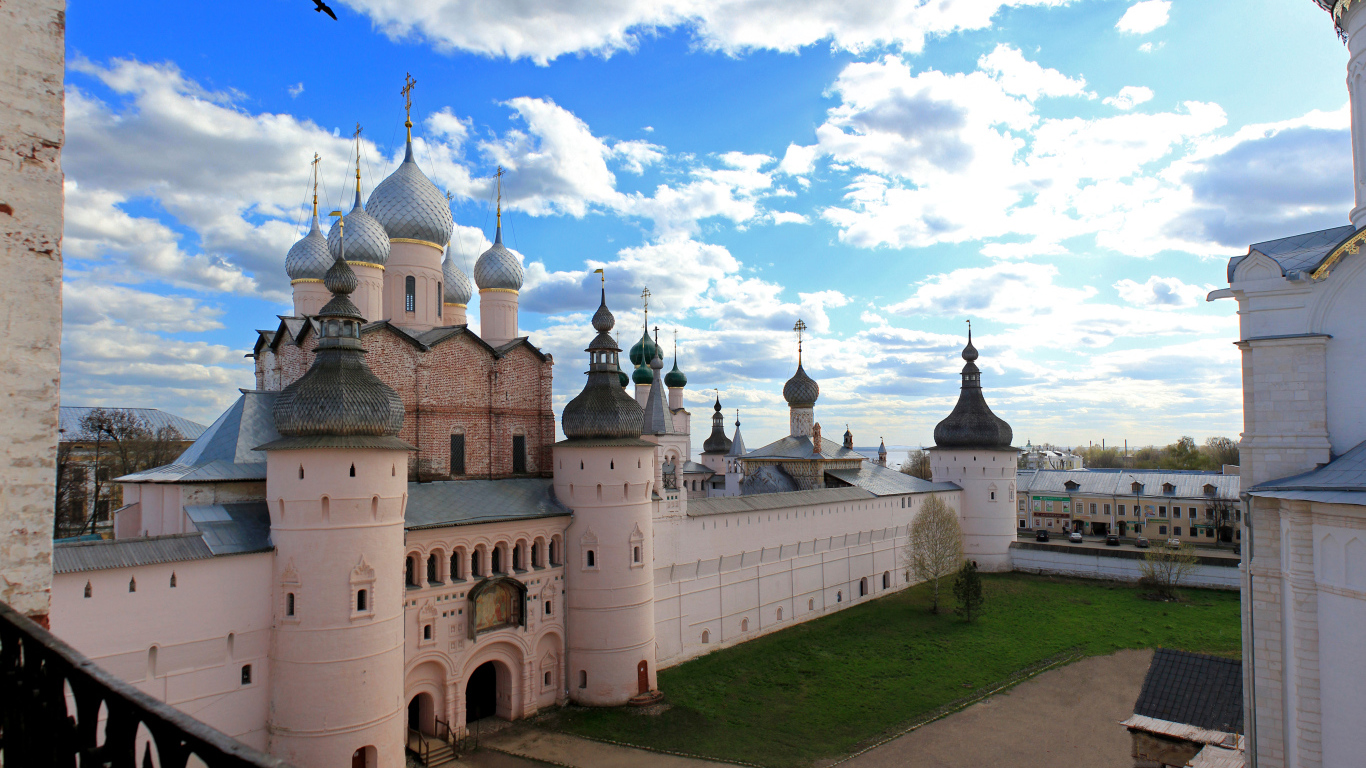 Вид на ростовский кремль под красивым небом, Россия