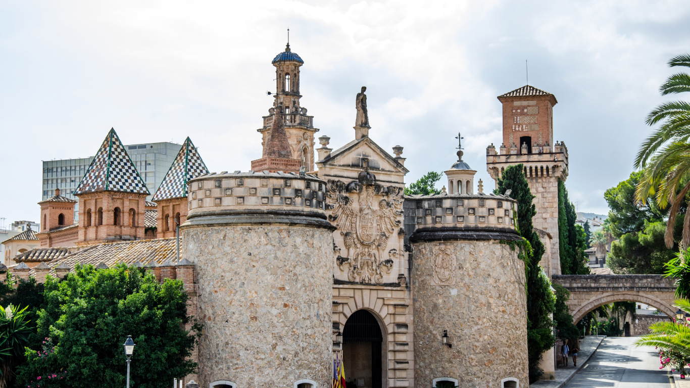 Старинный замок Бельвер город Пальма на острове Мальорка, Испания