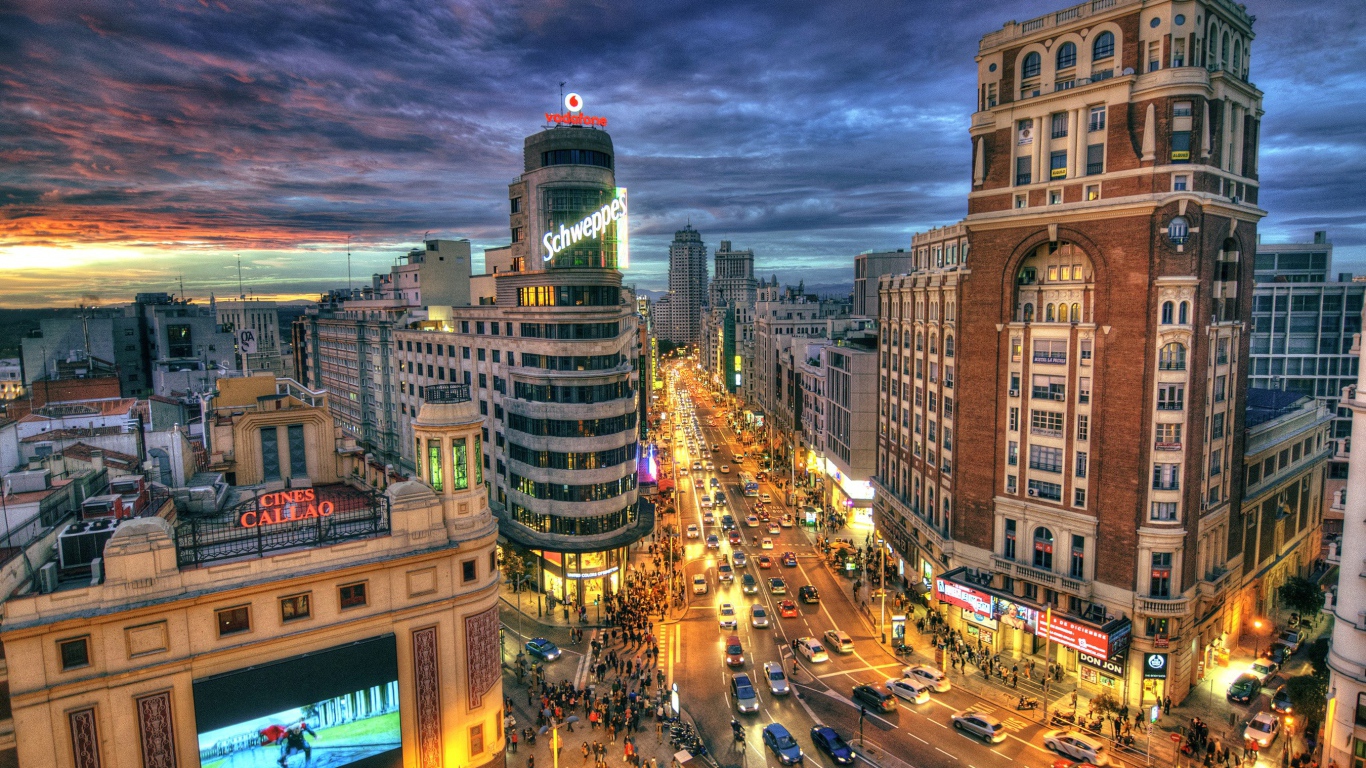 Улицы Мадрида под пасмурным небом, Испания 