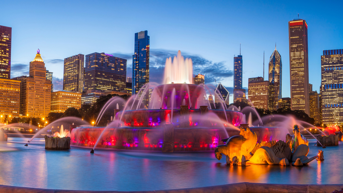 Красивый Букингемский фонтан на фоне ночных небоскребов, Чикаго. США