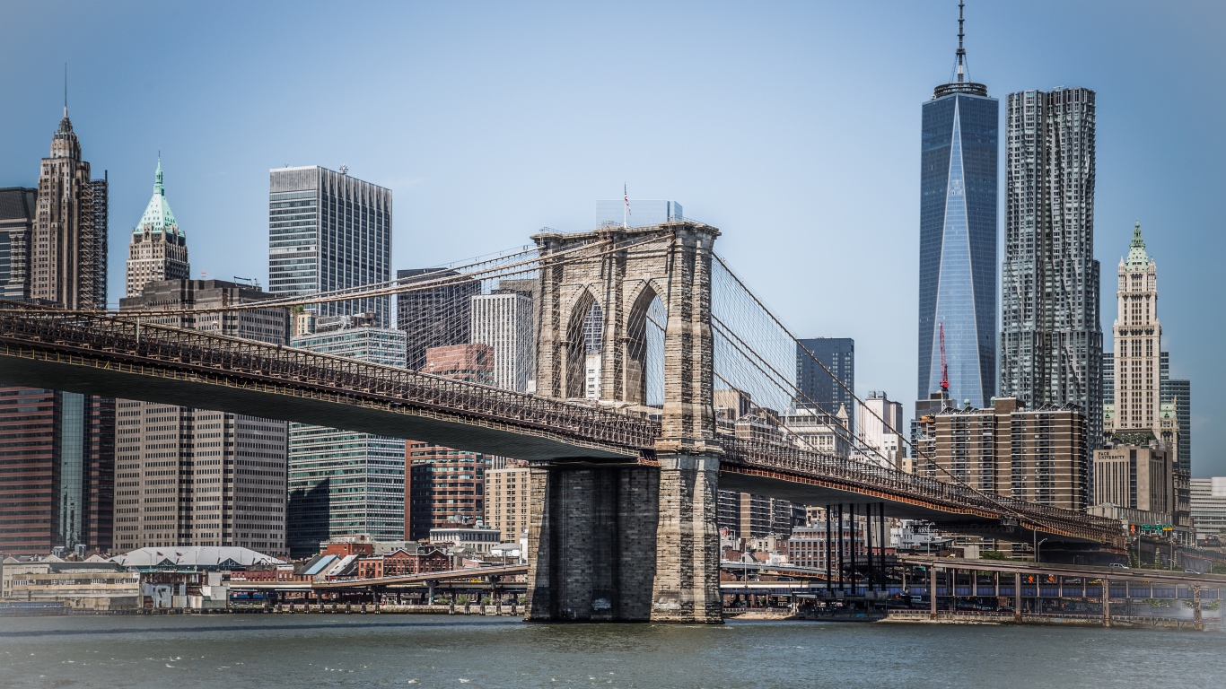 Бруклинский мост с видом на город Манхэттен. США
