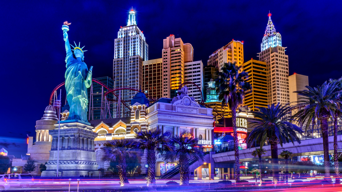 Дома и в статуя свободы в ночном Лас-Вегасе, США