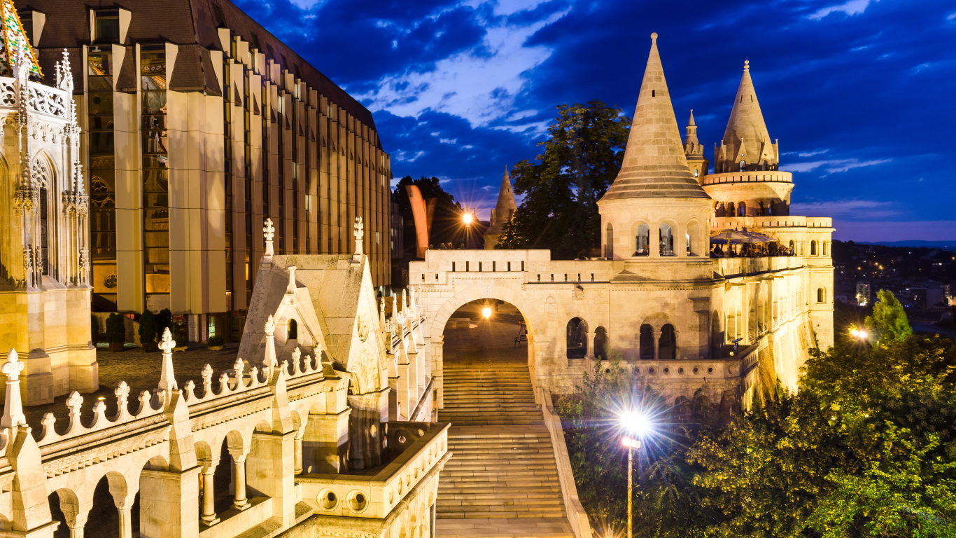 Высокая лестница в старинном замке в свете ночных фонарей, Будапешт