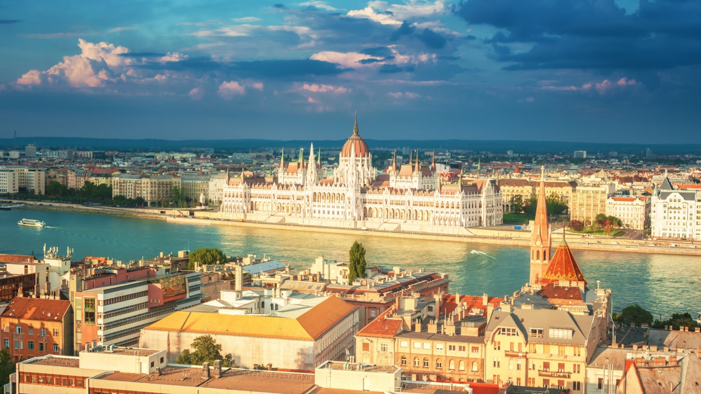 Панорама здания венгерского парламента под красивым небом, Будапешт. Венгрия