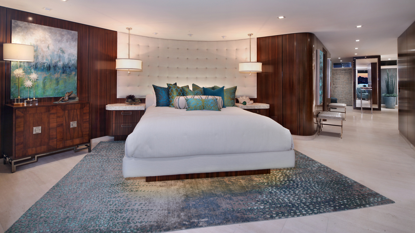 Большая кровать с белым покрывалом в спальне в коричневых тонах