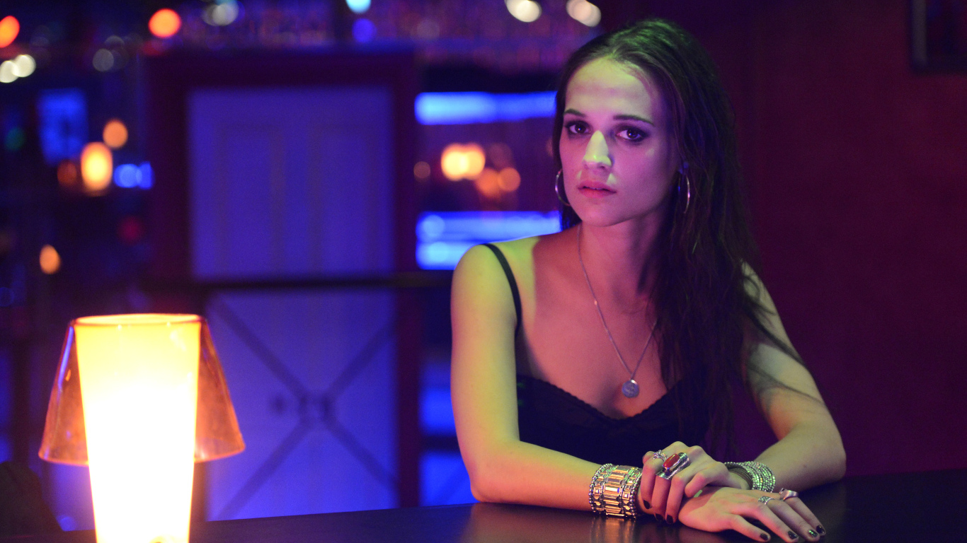 Актриса Алисия Викандер с красивыми украшениями на руках