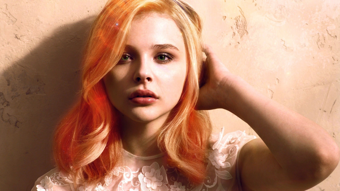 Актриса Хлоя Грейс Морец с зелеными глазами 