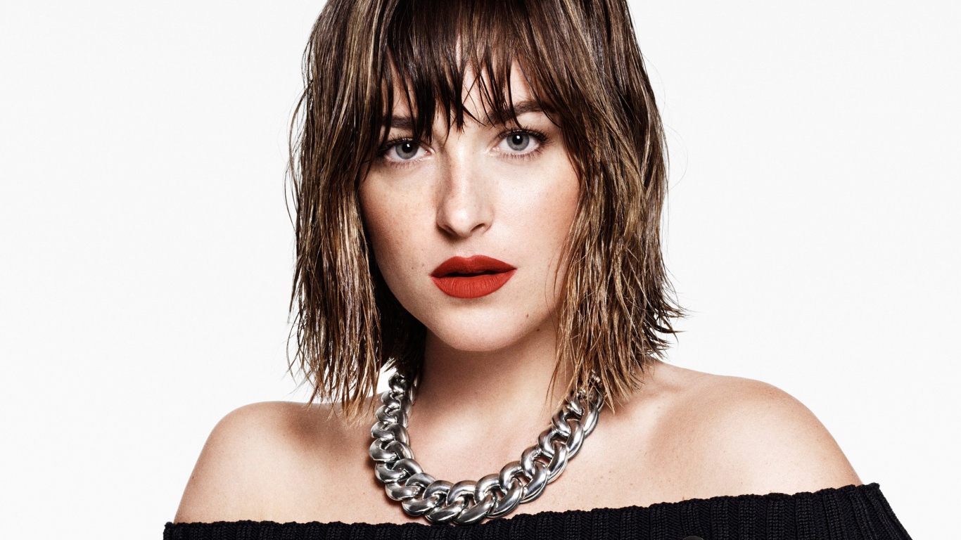 Актриса Дакота Джонсон с красивым украшением на шее