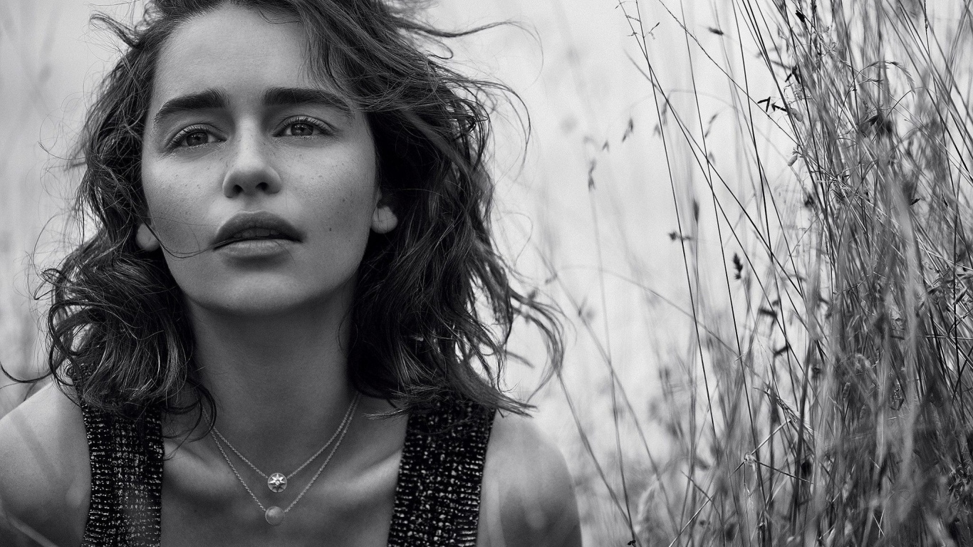 Актриса Эмилия Кларк, черно белое фото 