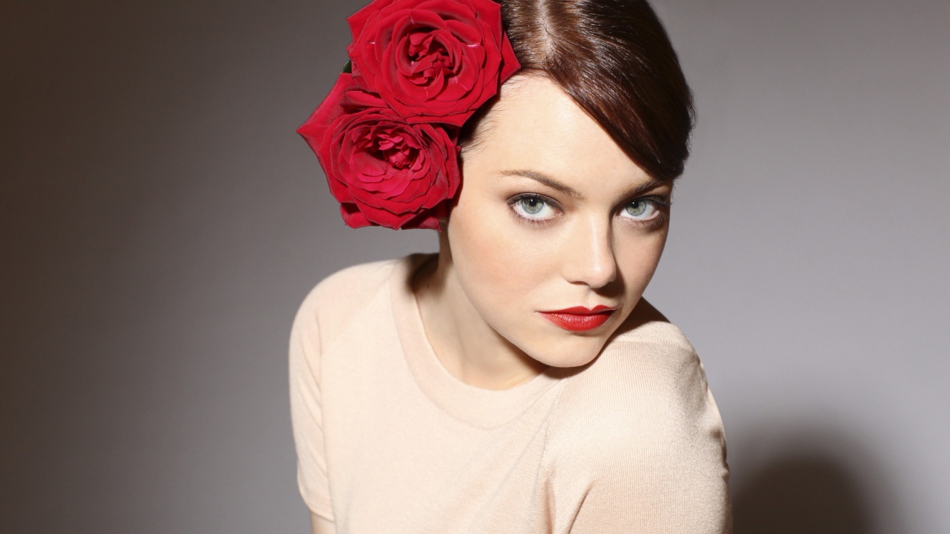 Актриса Эмма Стоун с красными розами в волосах 