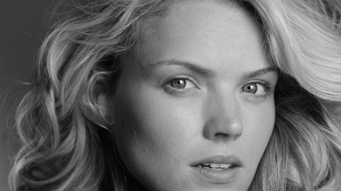 Актриса Эрин Ричардс черно - белое фото