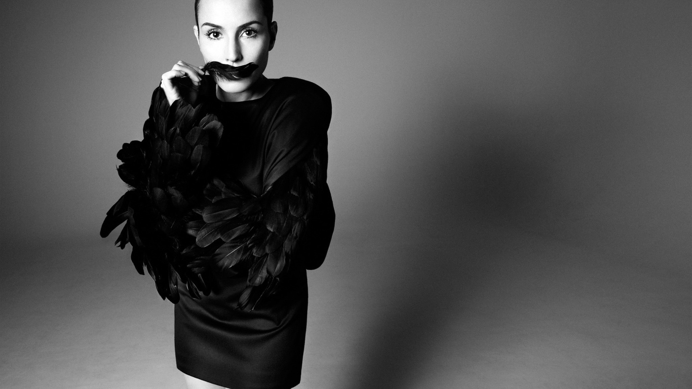 Актриса Нуми Рапас в черном платье черно-белое фото