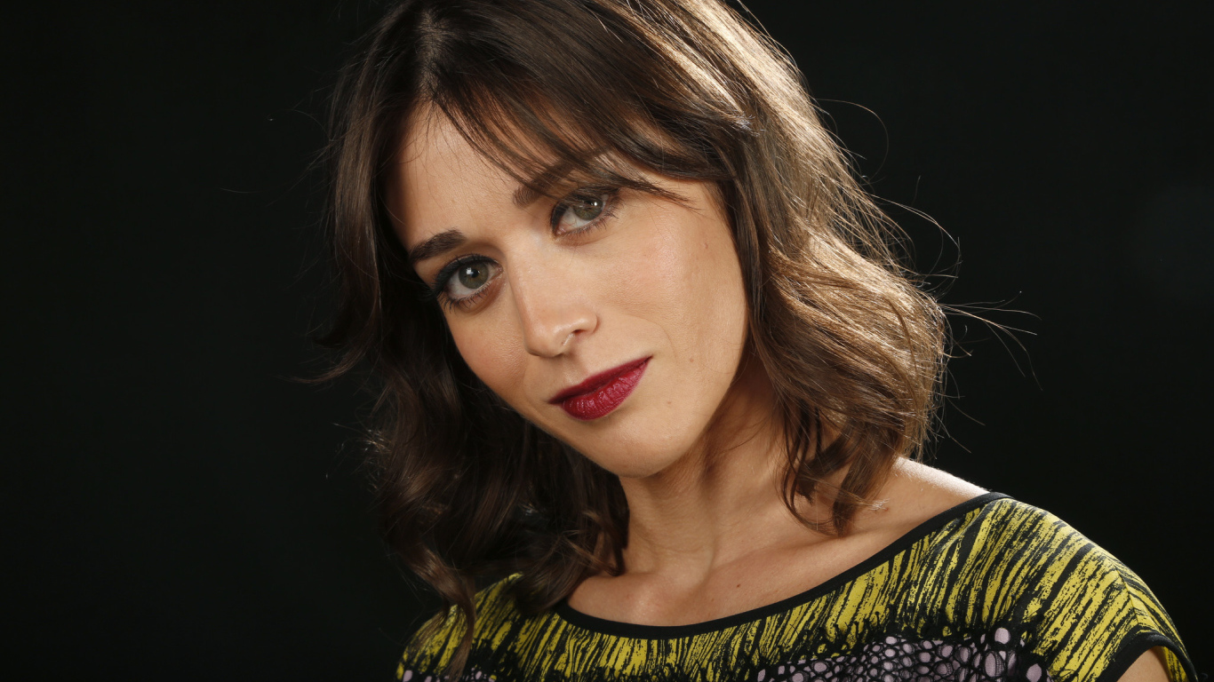 Актриса брюнетка Лиззи Каплан 