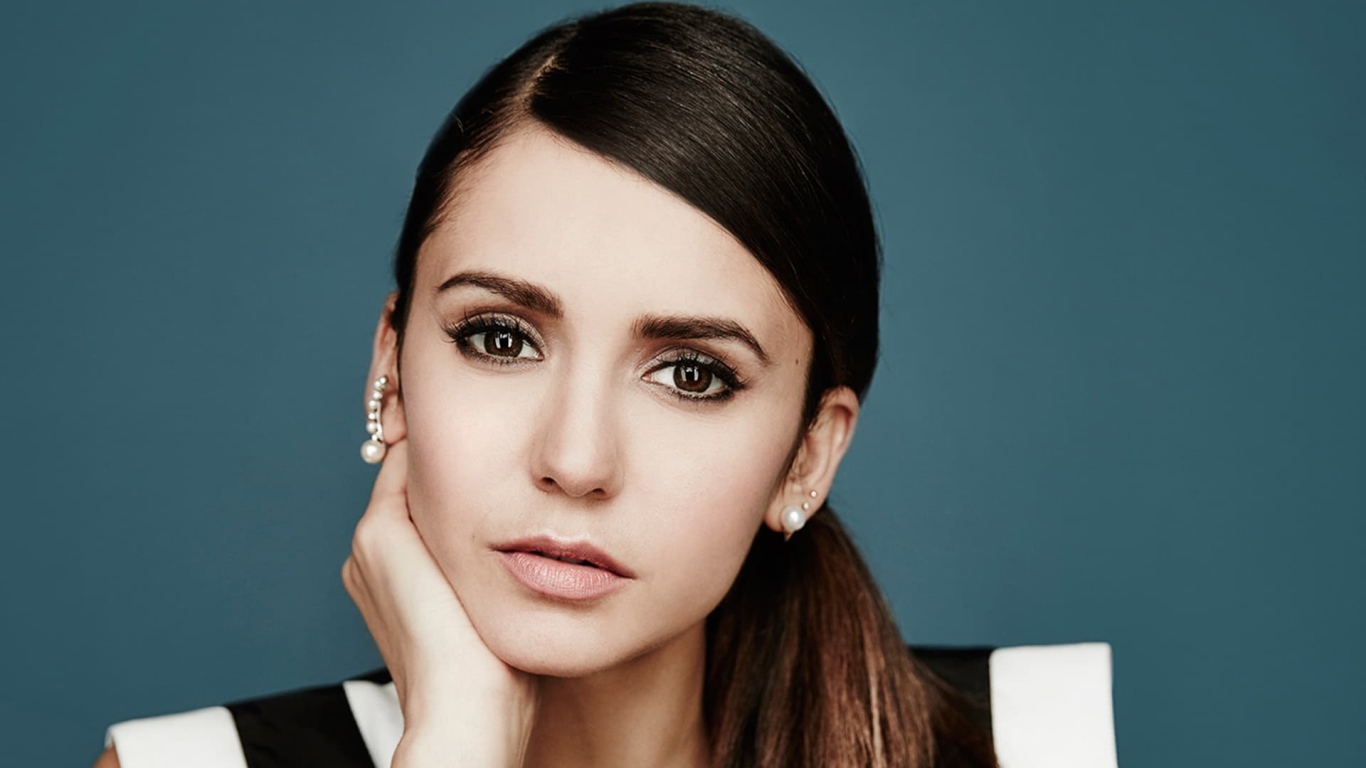 Актриса брюнетка Нина Добрев с карими глазами 