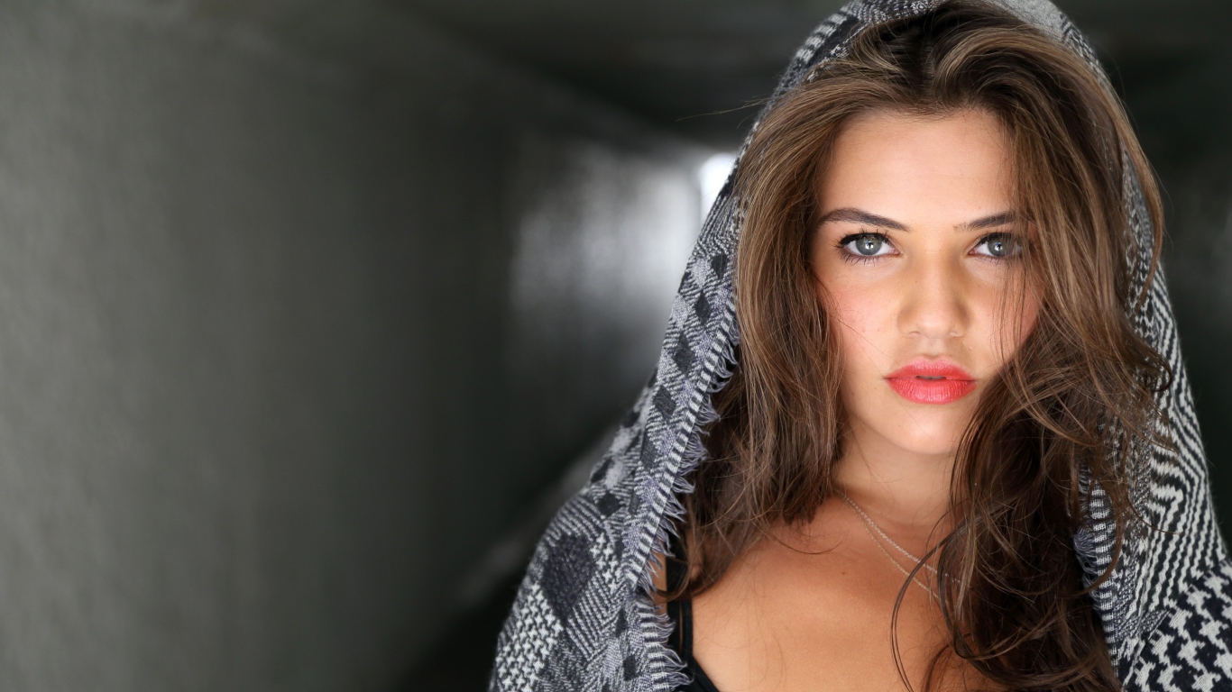 Манящий взгляд молодой актрисы Даниэль Кэмпбелл