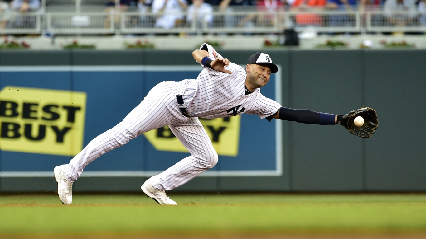 Бейсболист Дерек Джетер ловит мяч 