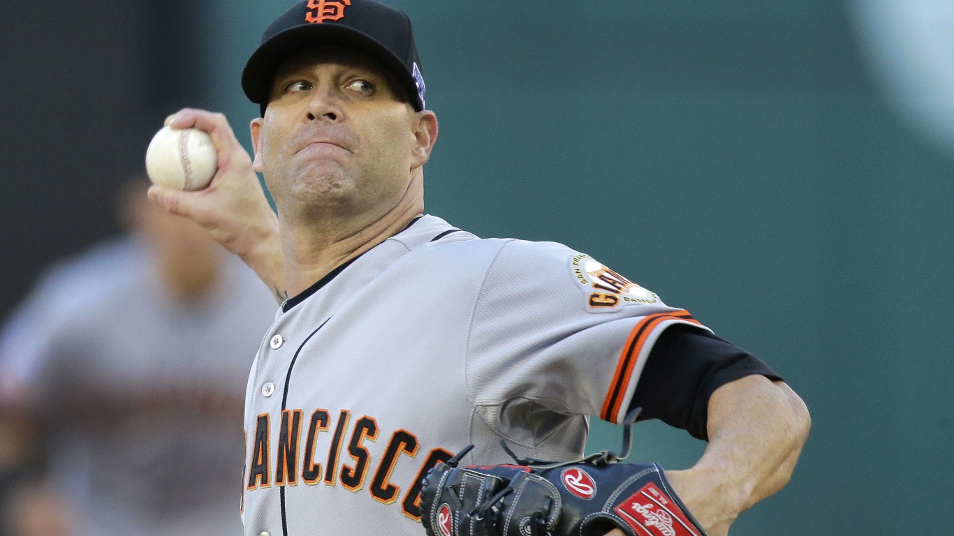 Бейсболист Тим Хадсон бросает мяч 