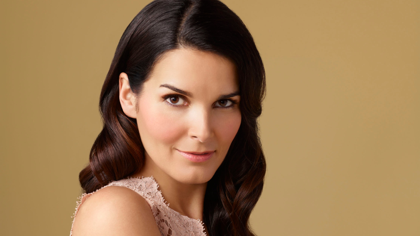 Красивая брюнетка актриса Энджи Хэрмон 