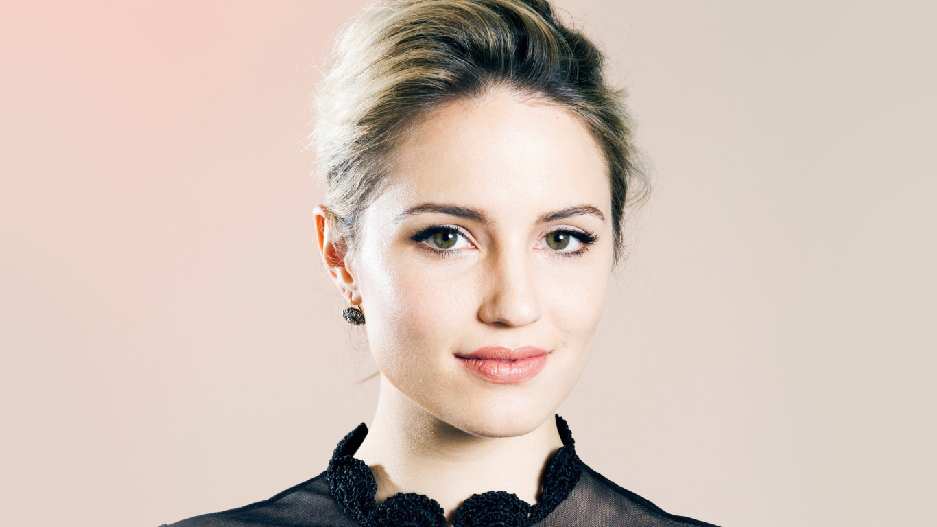 Красивая девушка актриса Дианна Агрон 