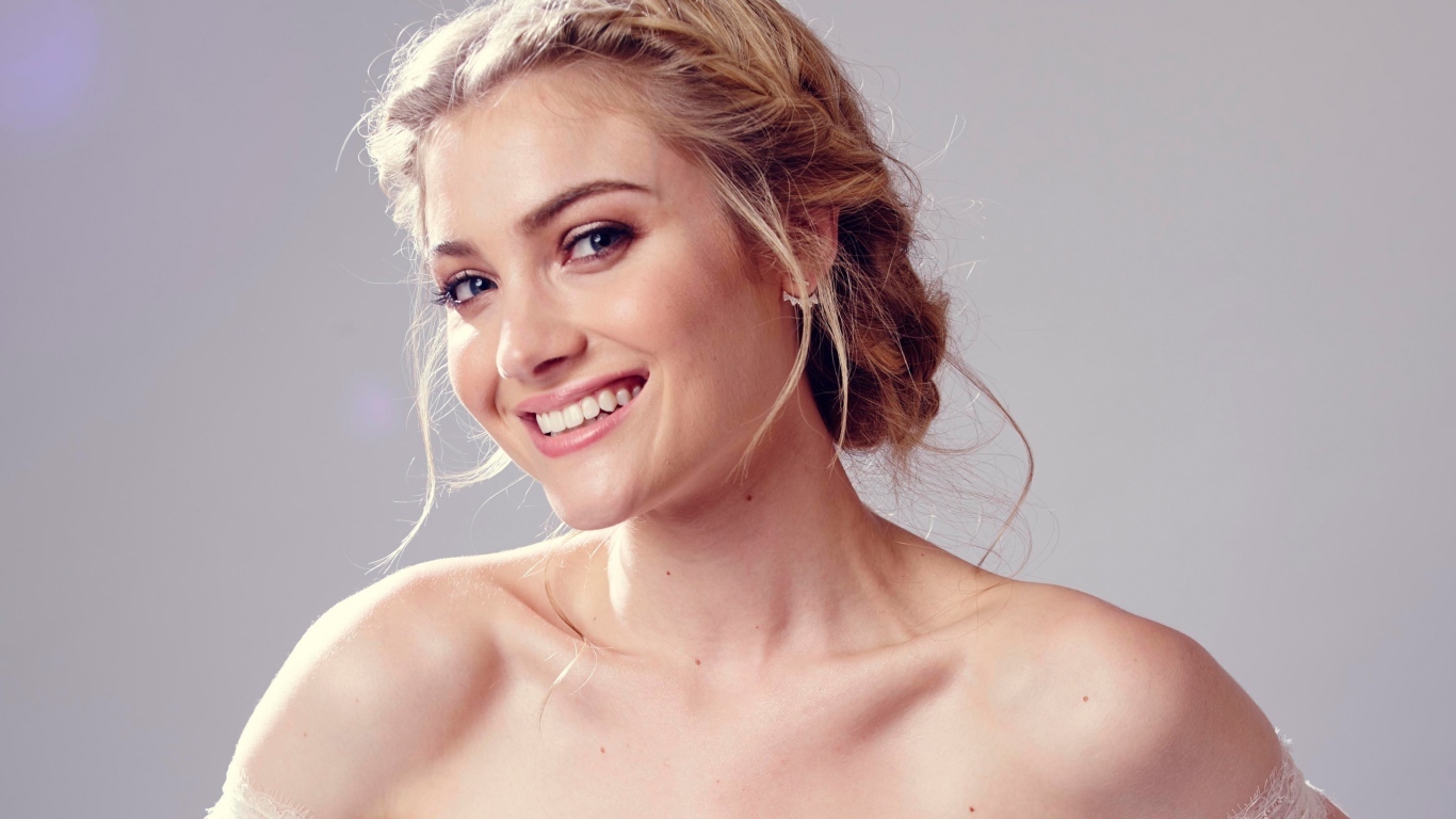 Красивая улыбающаяся актриса Скайлер Сэмюэлс