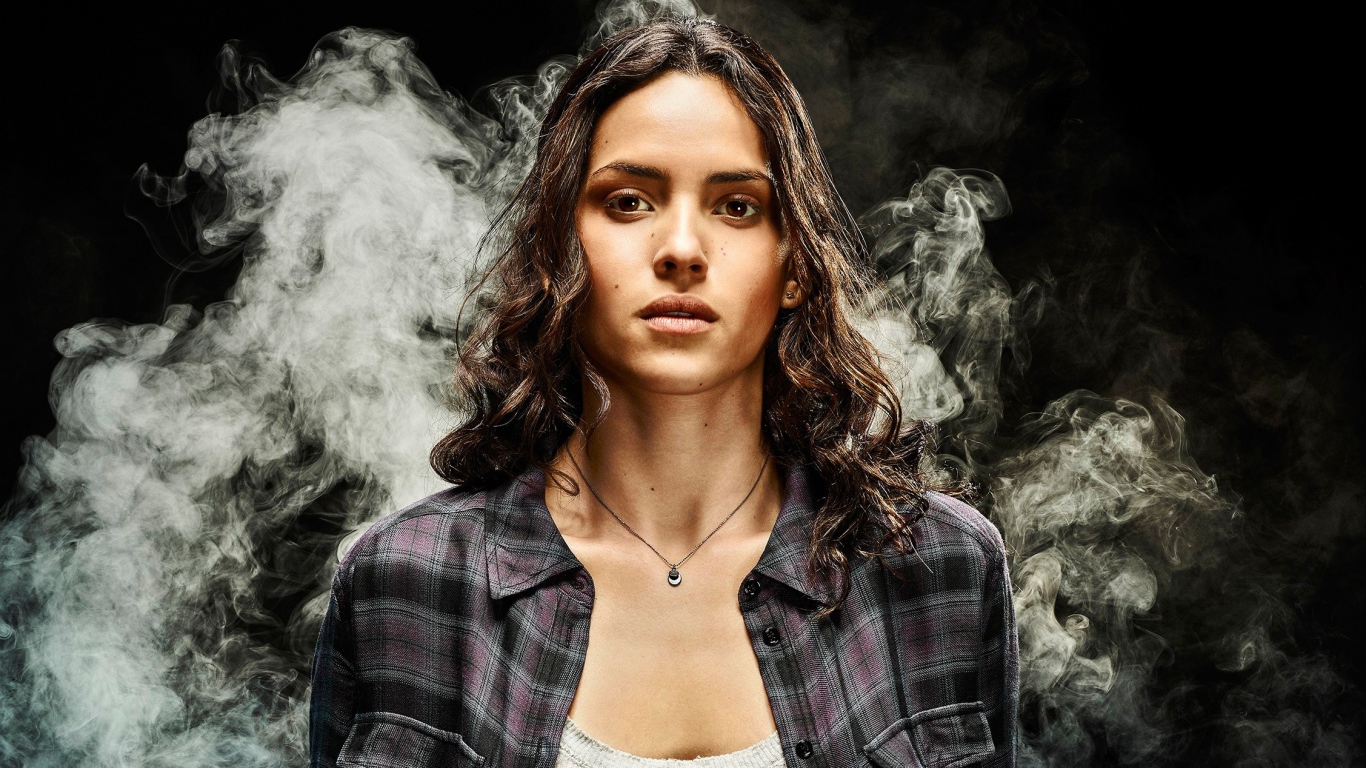 Кареглазая актриса брюнетка Адриа Архона