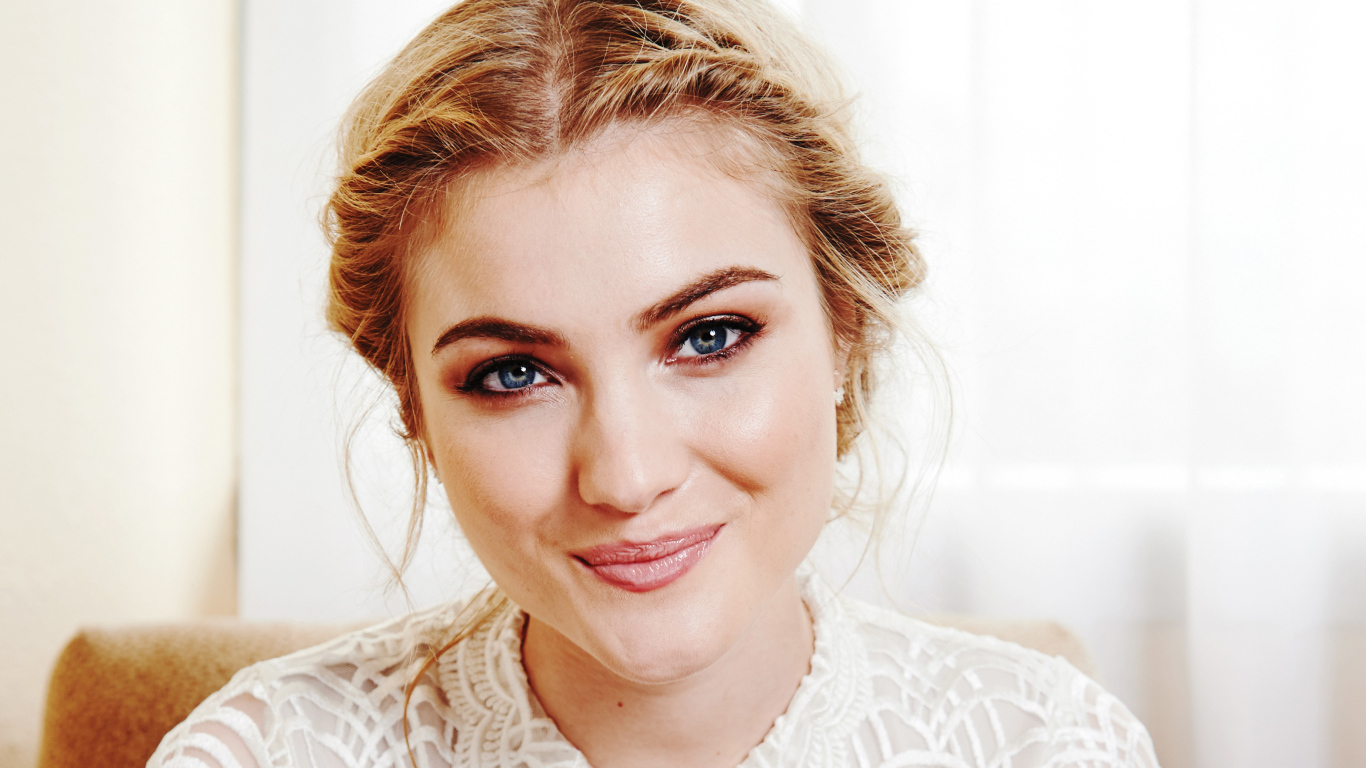 Милая голубоглазая блондинка актриса Скайлер Сэмюэлс