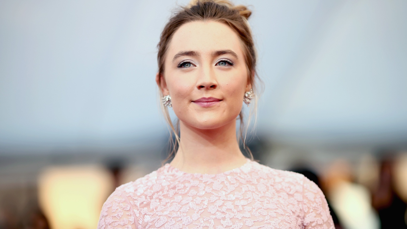 Нежная молодая актриса Сирша Ронан в красивом наряде