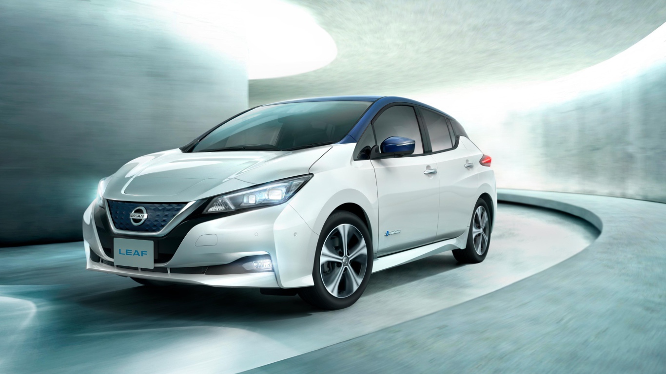 Электромобиль Nissan Leaf на дороге