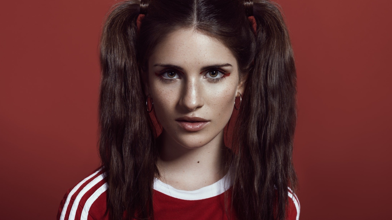 Девушка спортсменка с хвостиками на голове 