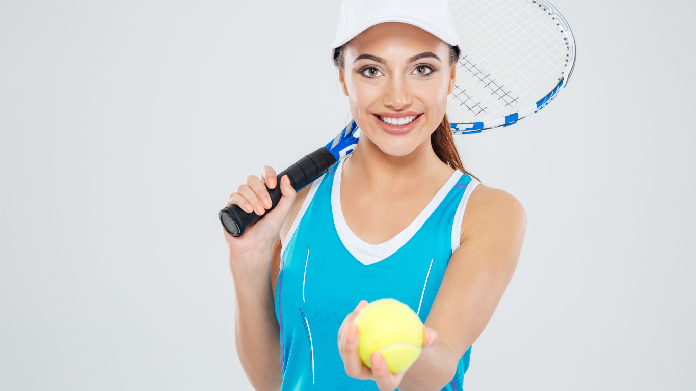 Девушка спортсменка с теннисной ракеткой и мячиком