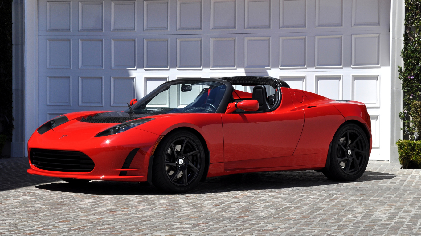 Красный спортивный электромобиль Tesla Roadster 