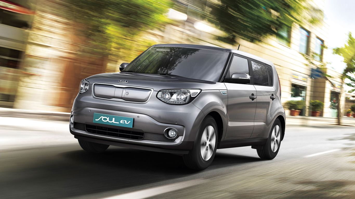 Серебристый электромобиль Kia Soul EV в движении 