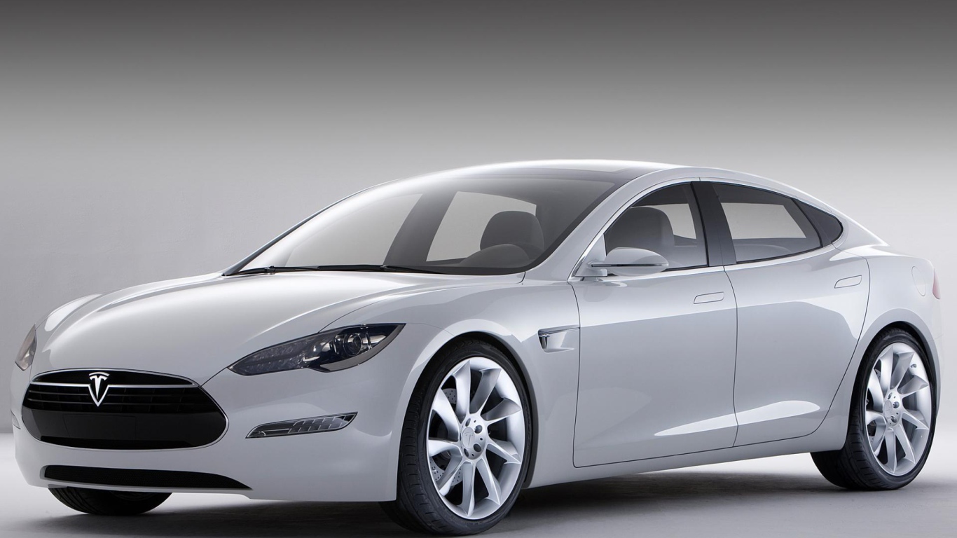 Серебристый электромобиль Tesla Model S