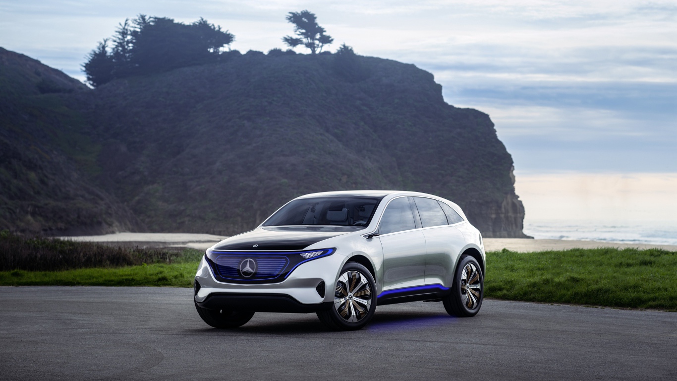 Серебристый электромобиль Mercedes Generation EQ у океана