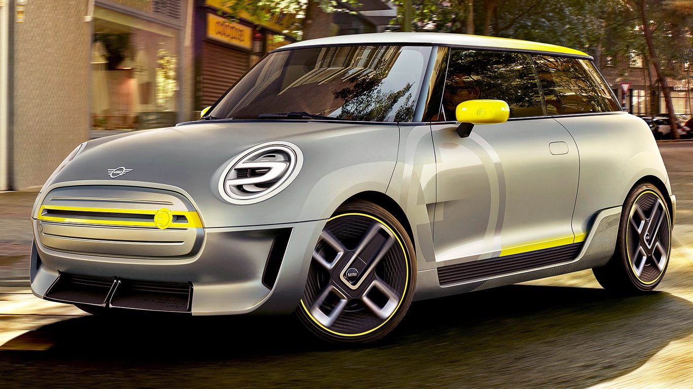 Серебристый электрический автомобиль Mini Electric