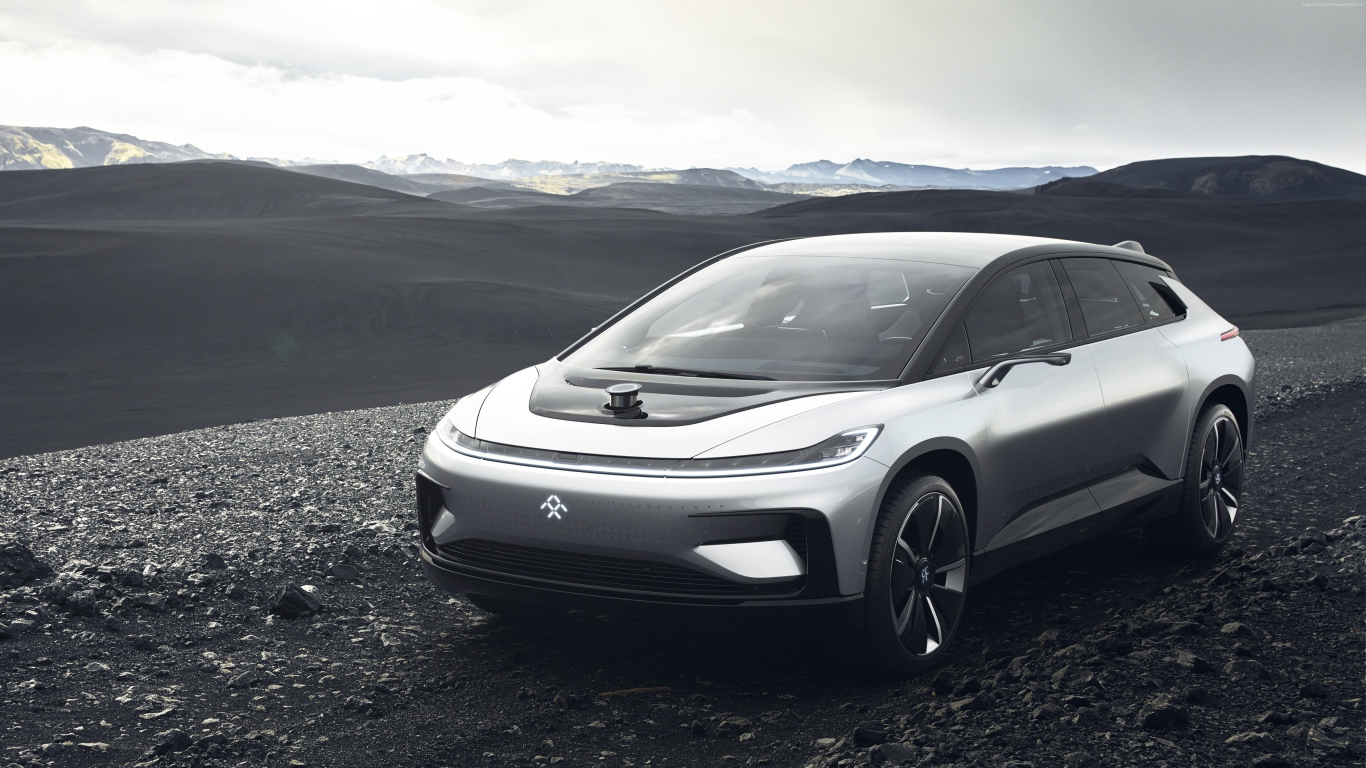Серебристый электрический кроссовер Faraday Future FF91