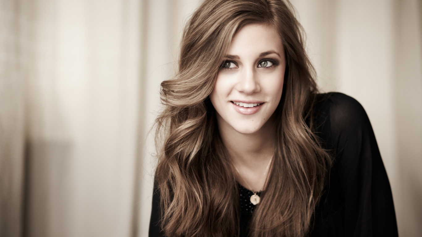 Улыбающаяся американская актриса Лили Рейнхарт