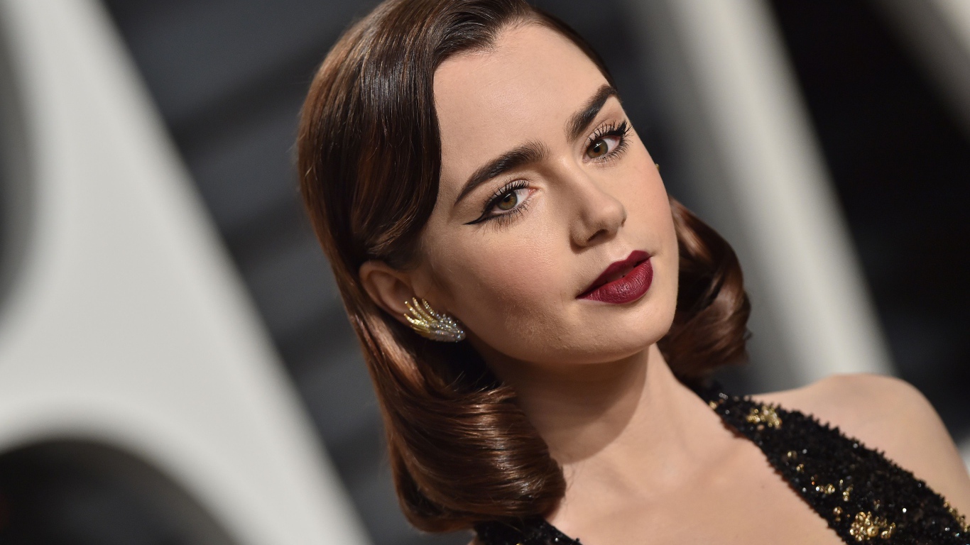 Эффектная брюнетка Лили Коллинз с красивым макияжем