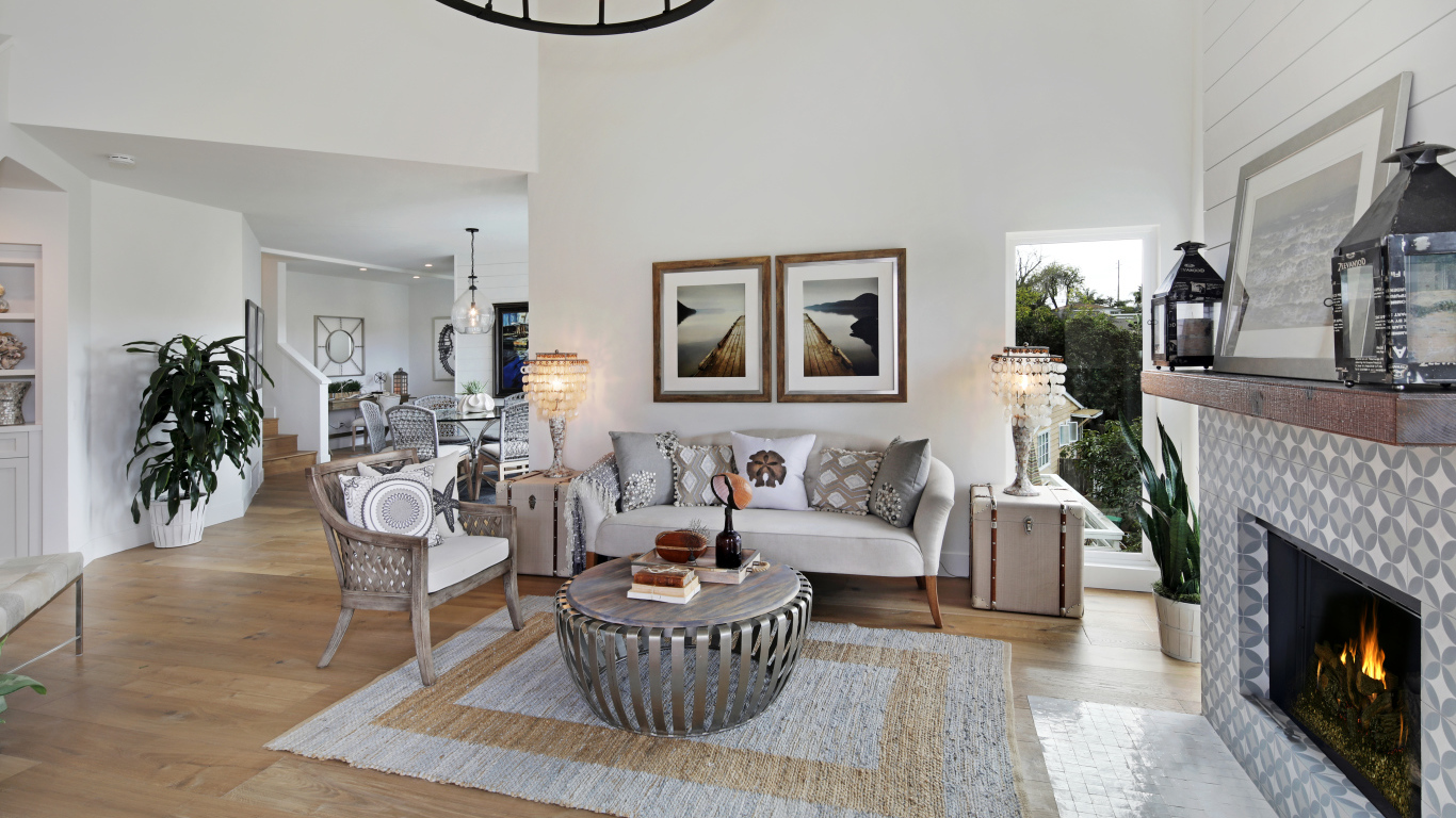 Стильная гостиная комната в серых тонах с камином