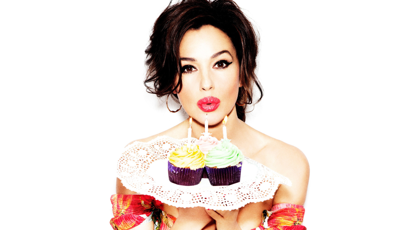 Красивая актриса Моника Беллуччи с маффинами 