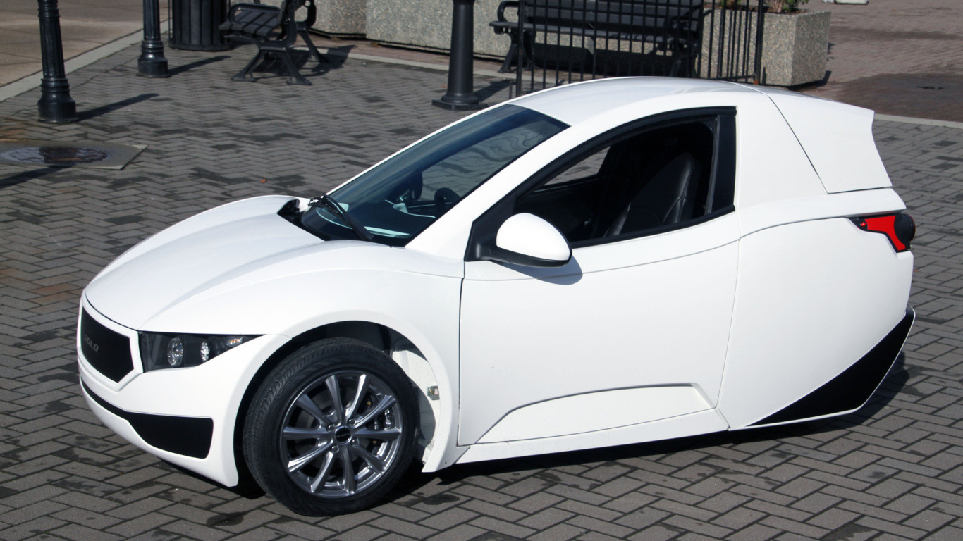 Белый электромобиль Solo модель 2017 года 