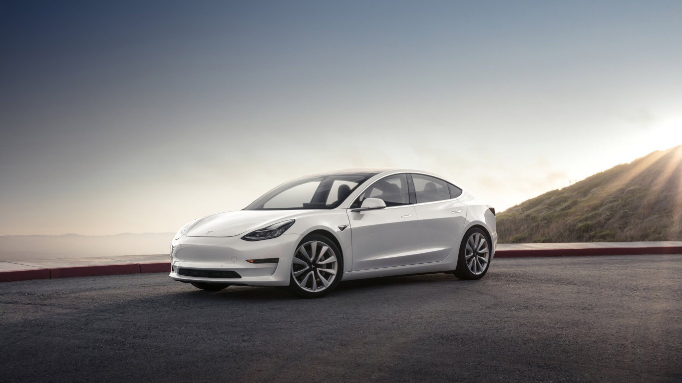 Белый электромобиль Tesla Model 3, 2018 на фоне горизонта