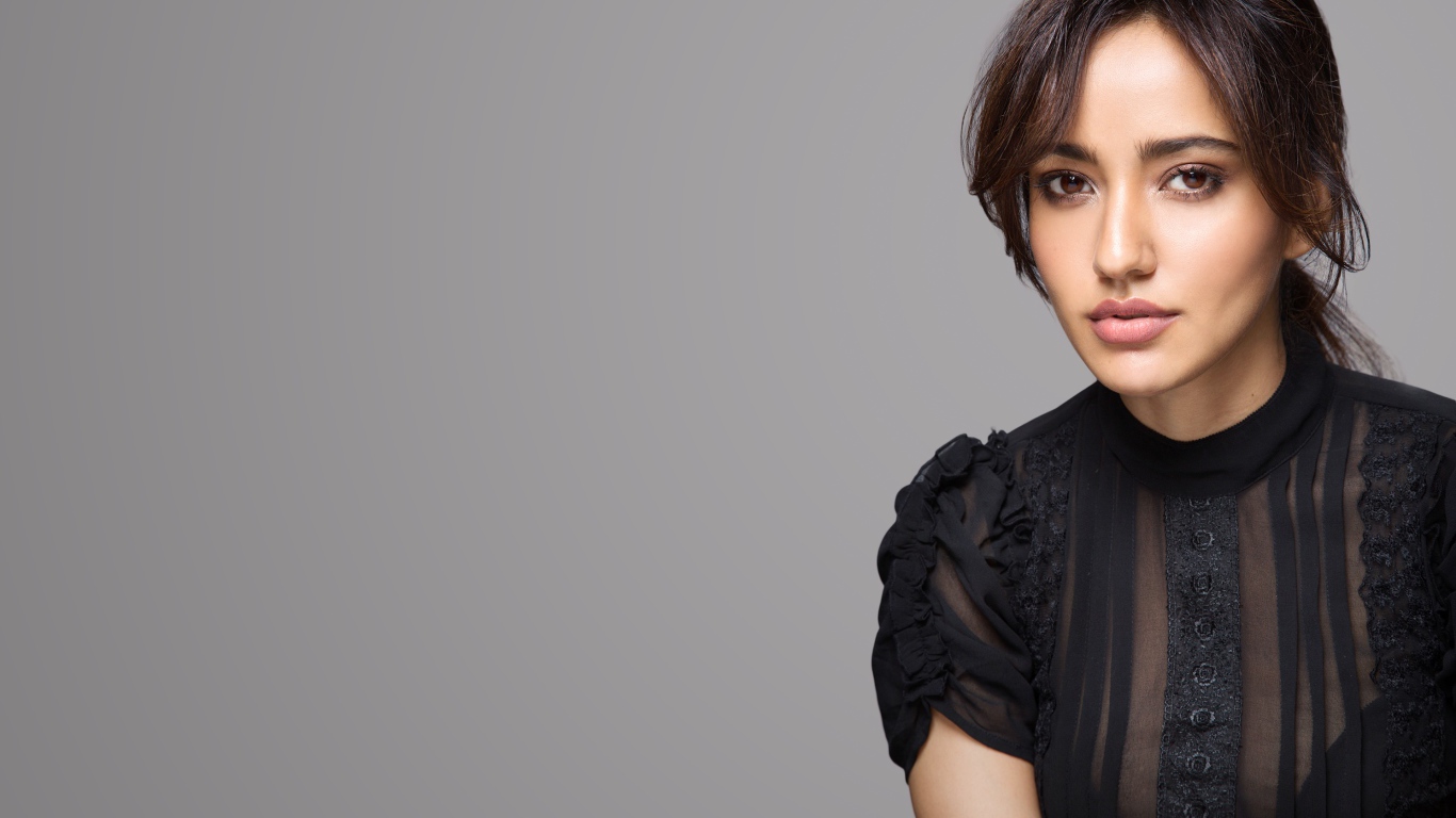 Молодая индийская актриса Неха Шарма в черном платье