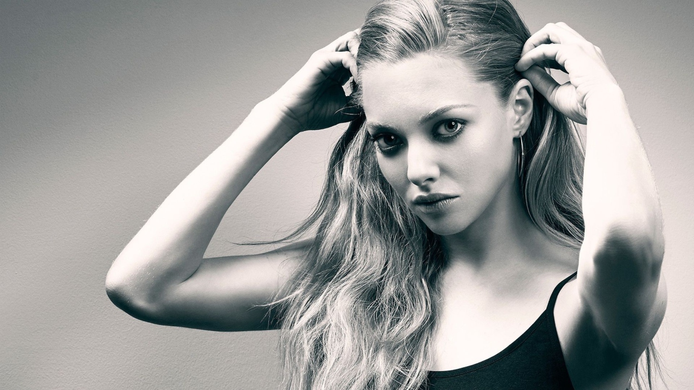 Молодая актриса Аманда Сейфрид,  черно белое фото 