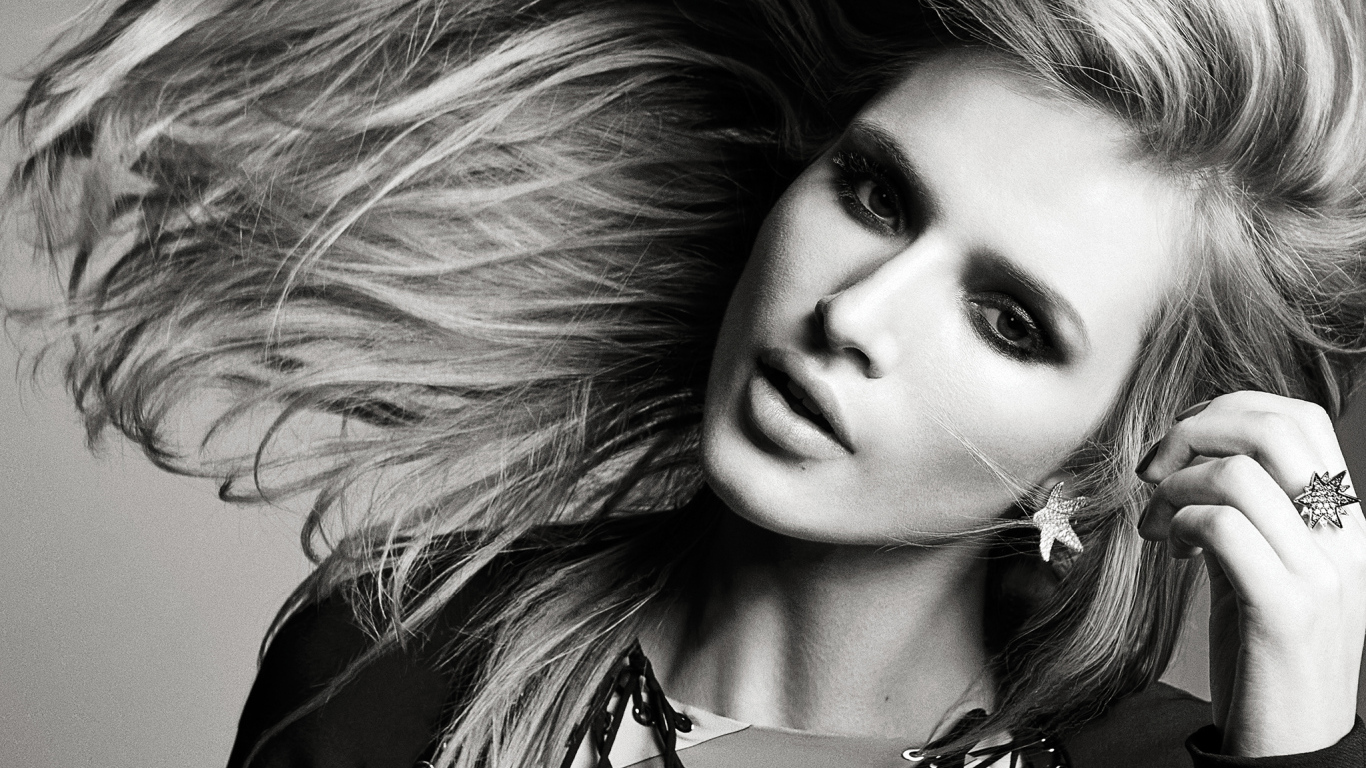 Молодая актриса Белла Торн черно-белое фото