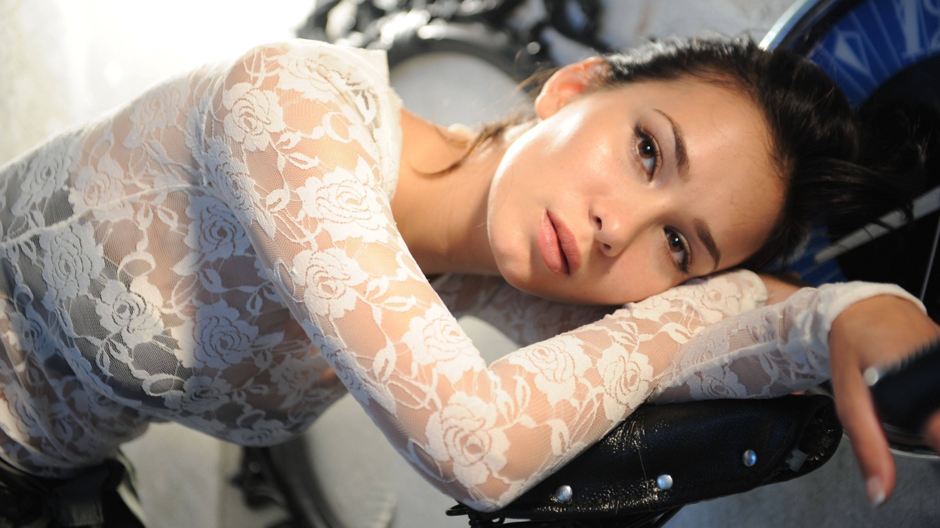 Молодая актриса Селина Жаде в белой кофте