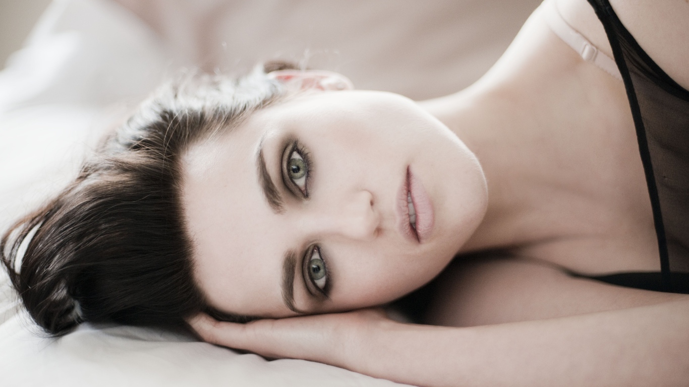 Молодая нежная актриса Кэти Макграт