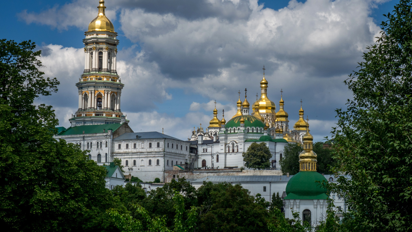 Красивая Киево-Печерская лавра на фоне облаков,  Киев. Украина 