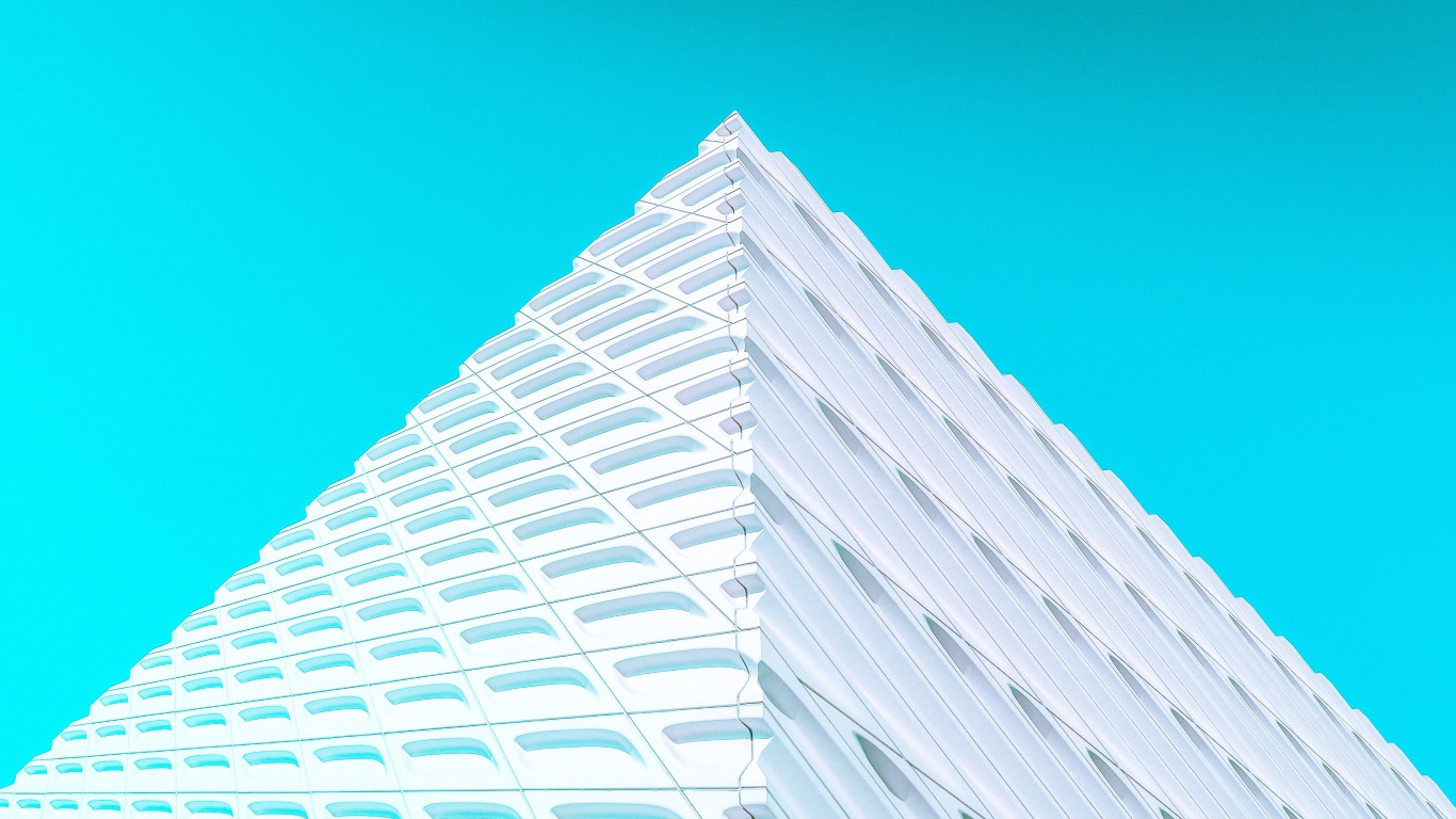 3д пирамида на голубом фоне