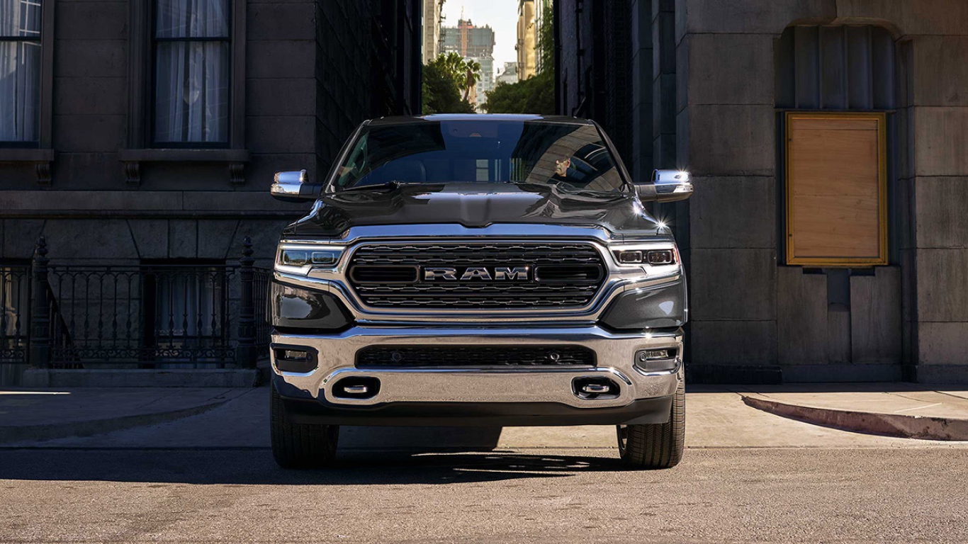 Черный внедорожник Ram 1500, 2019 года